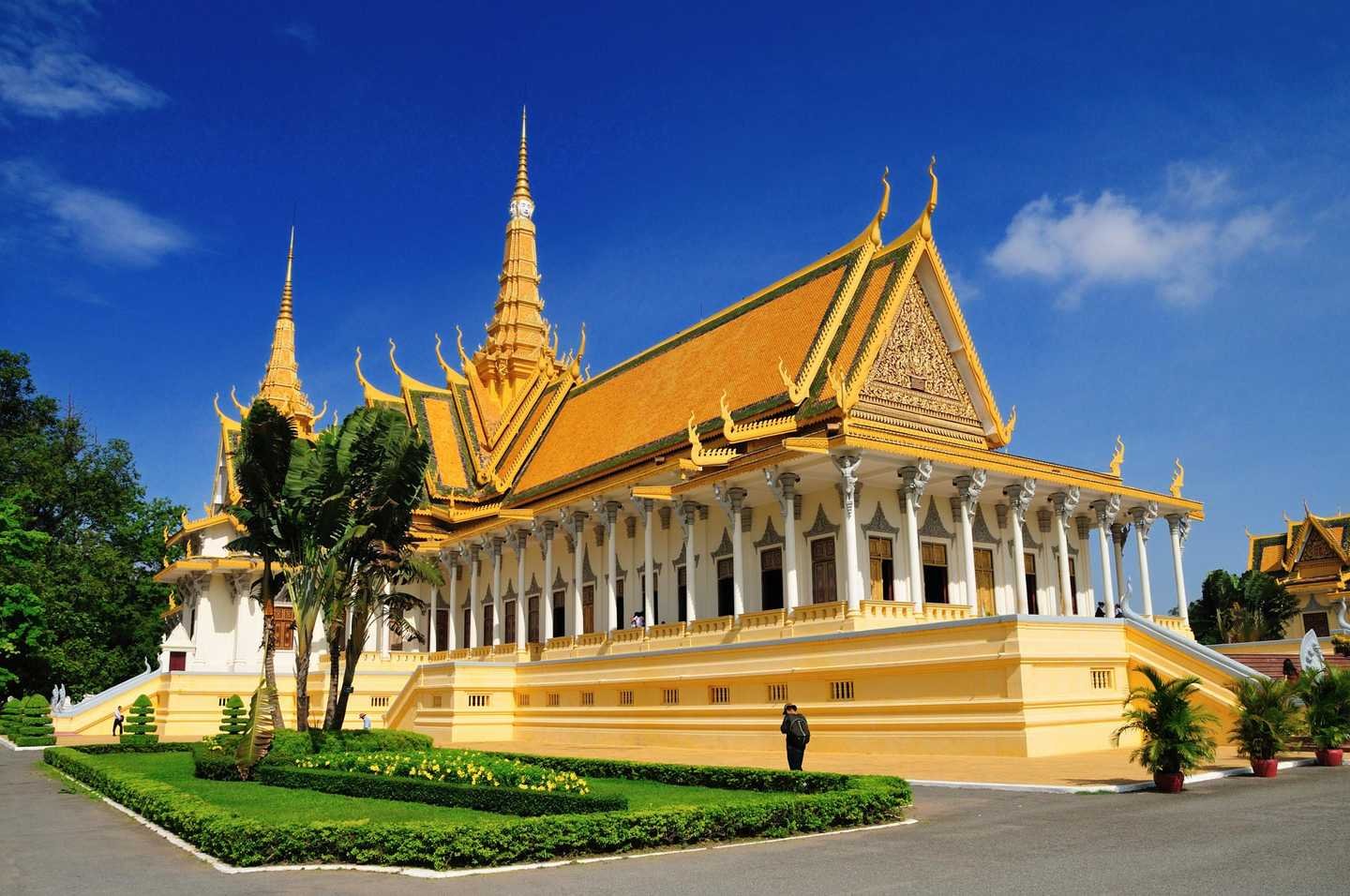 ANGKOR WAT AND OVERLAND TO THAILAND BORDER | 4 DAYS