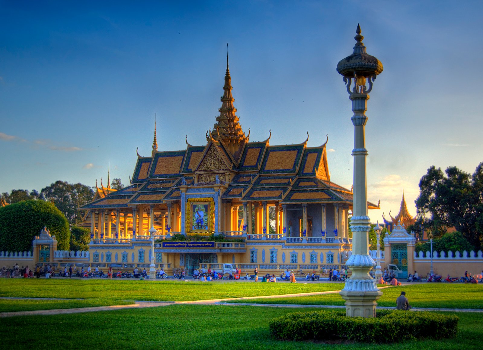 ANGKOR WAT & 1000 LINGAS – OVERLAND TO THAILAND BORDER | 5 DAYS